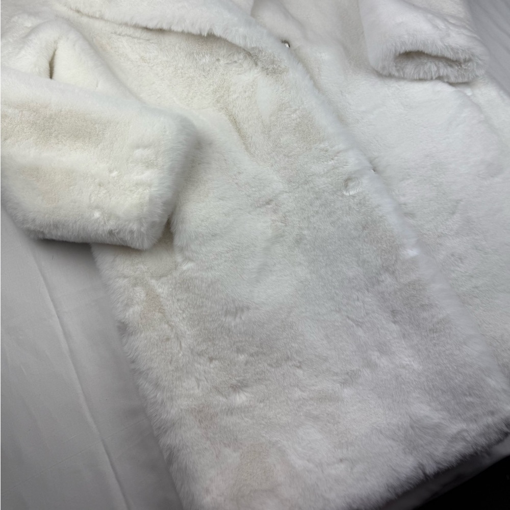 More To Come Elaine Faux Fur Coat in Winter White size Small - Picture 4 of 9